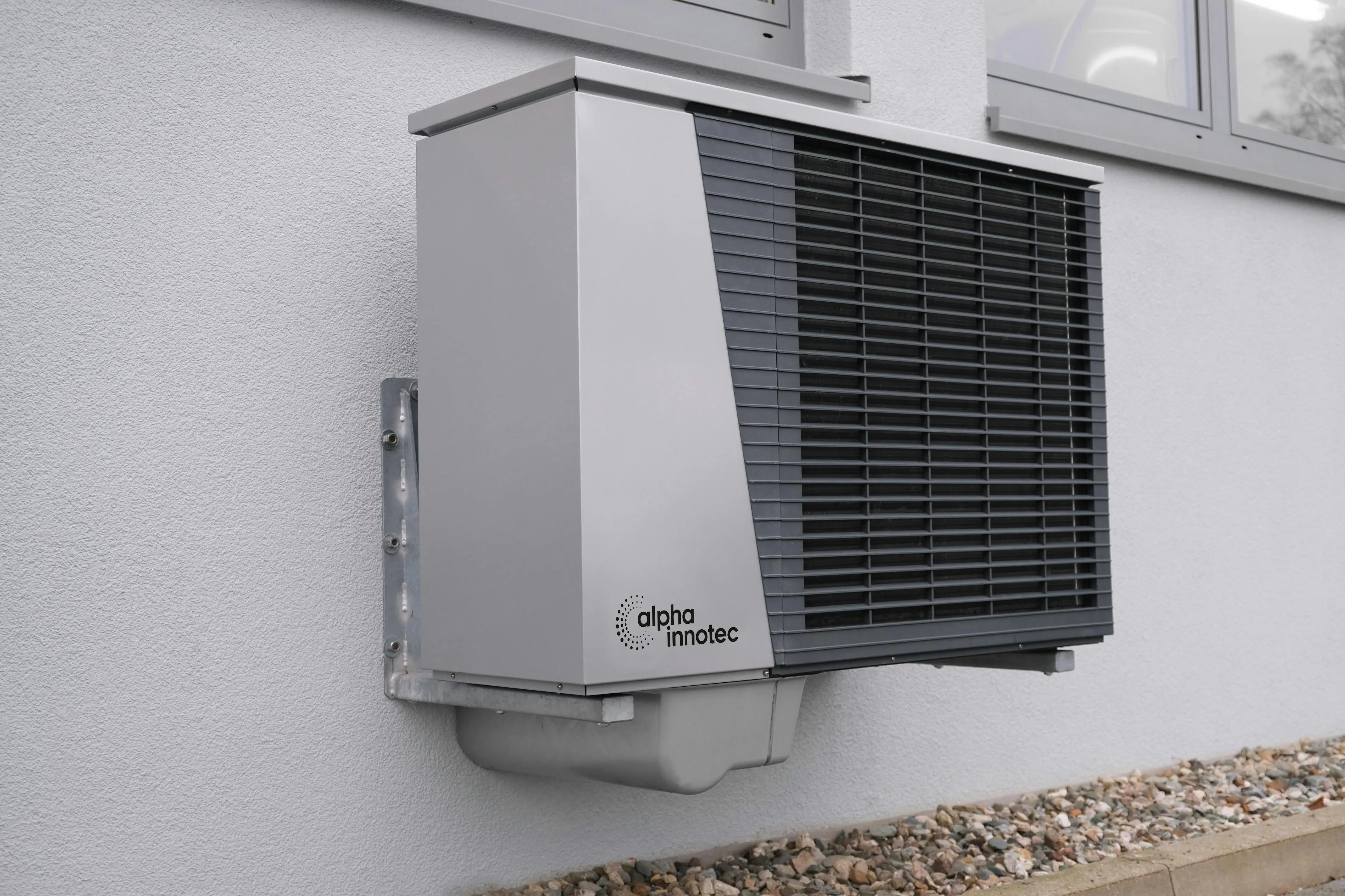 Installation pompe à chaleur air/eau en façade — SDR Plomberie La Baule