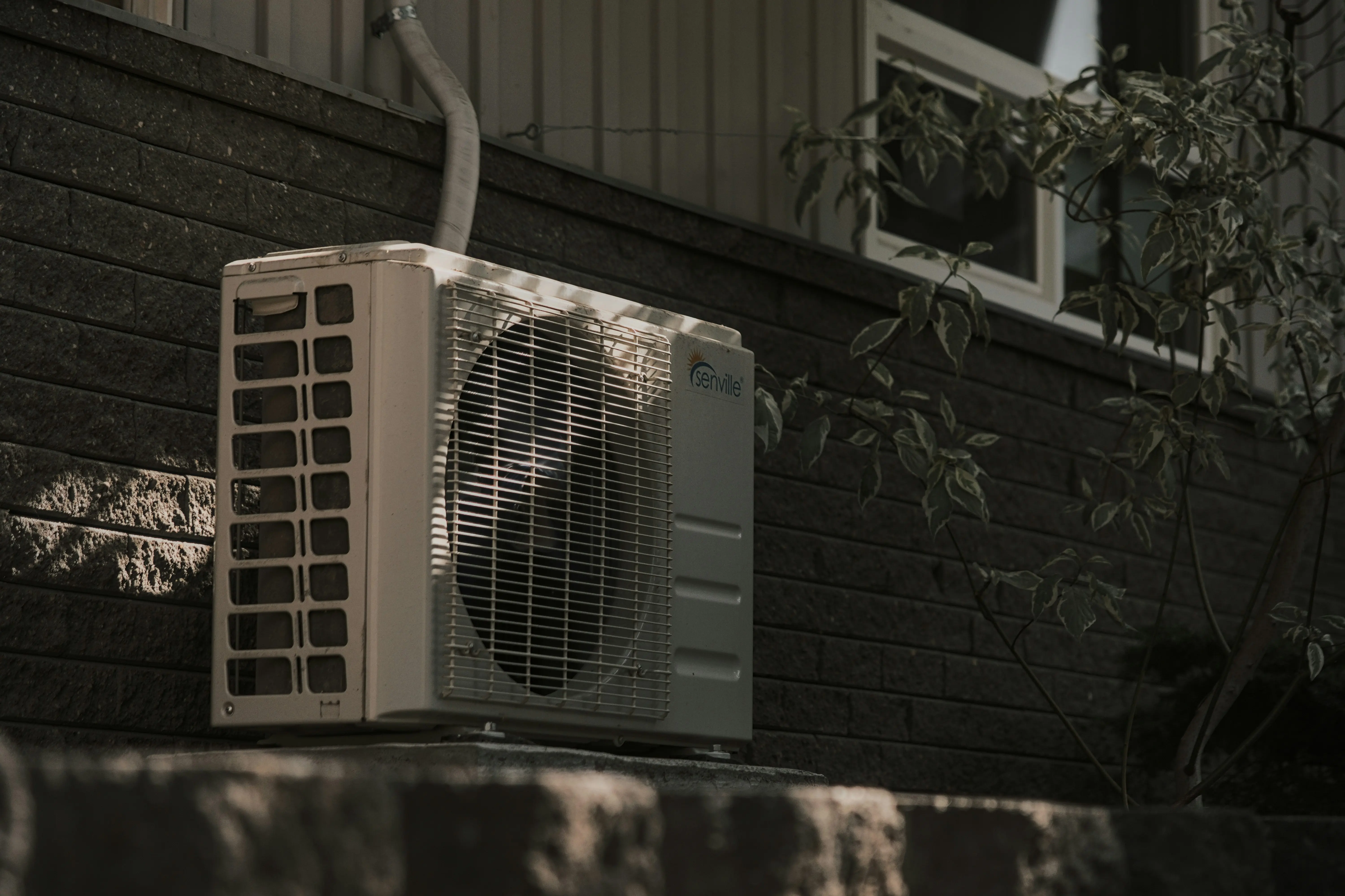 Unité extérieure de climatisation installée en façade — SDR Plomberie La Baule
