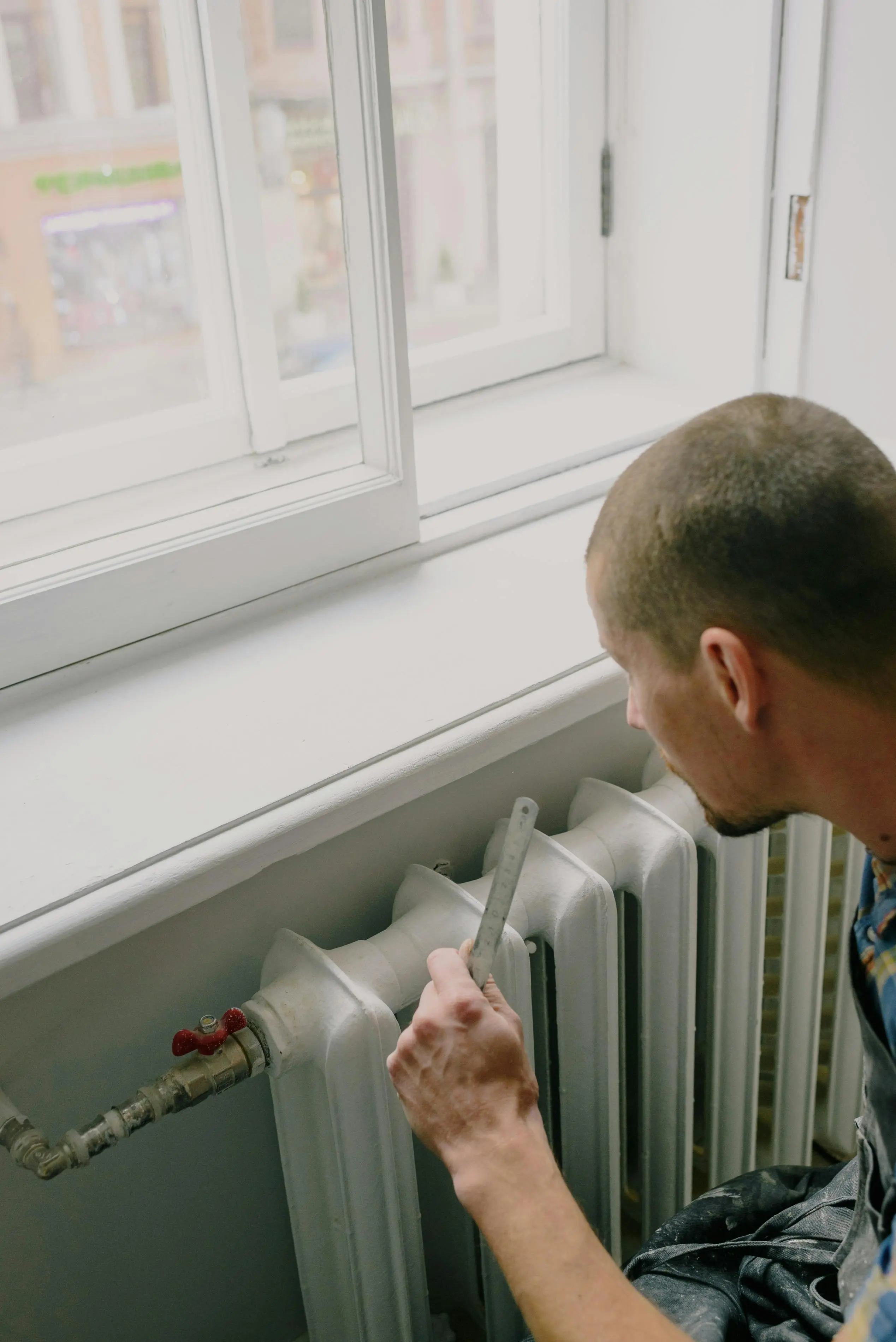 Technicien SDR Plomberie en inspection d'un radiateur de chauffage central à La Baule