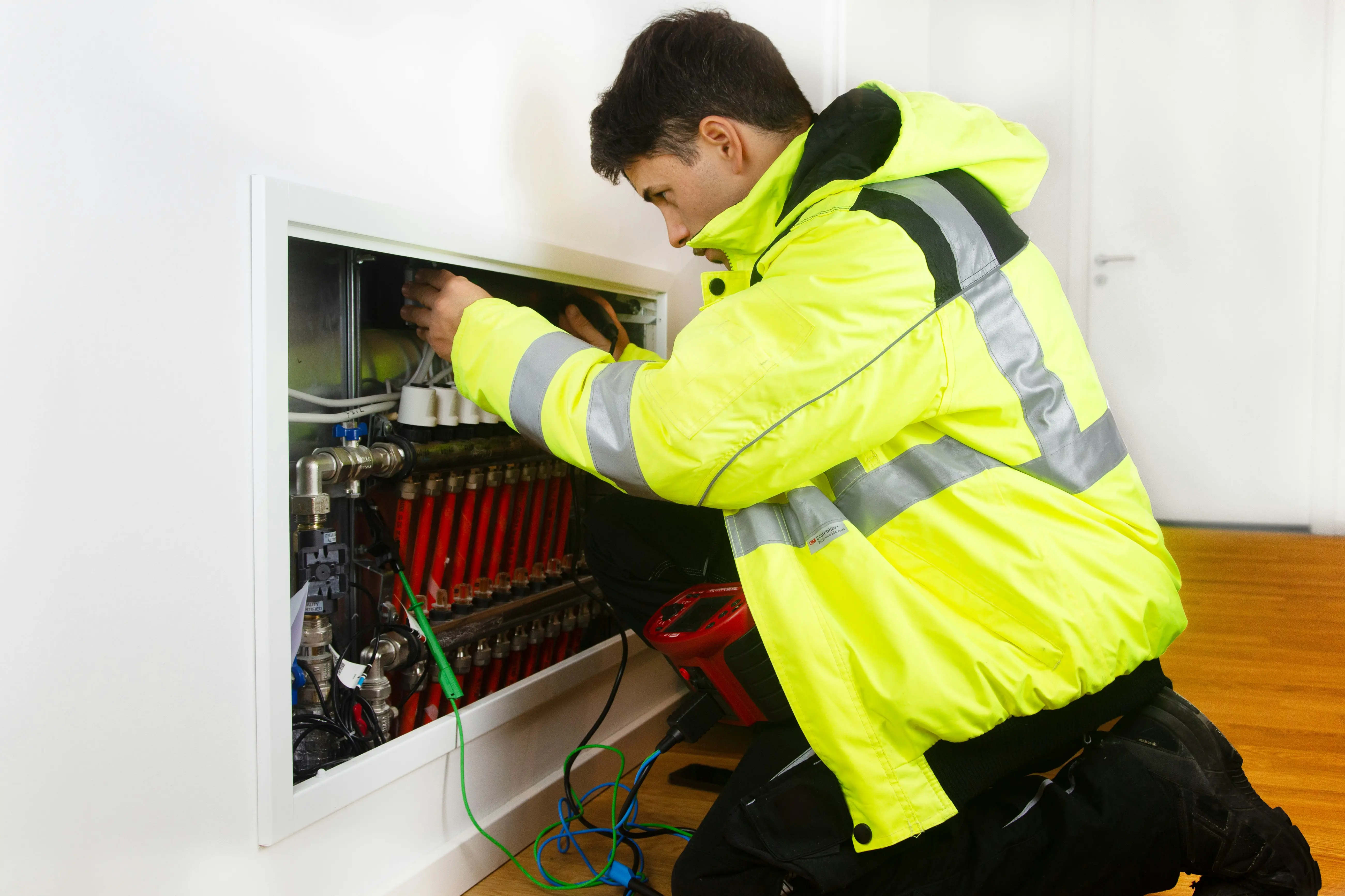 Technicien SDR Plomberie en maintenance sur un réseau de distribution de plancher chauffant à La Baule