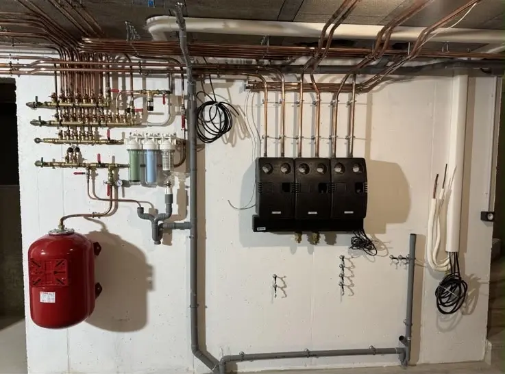 Installation réseau chauffage collecteurs cuivre en local technique — SDR Plomberie La Baule