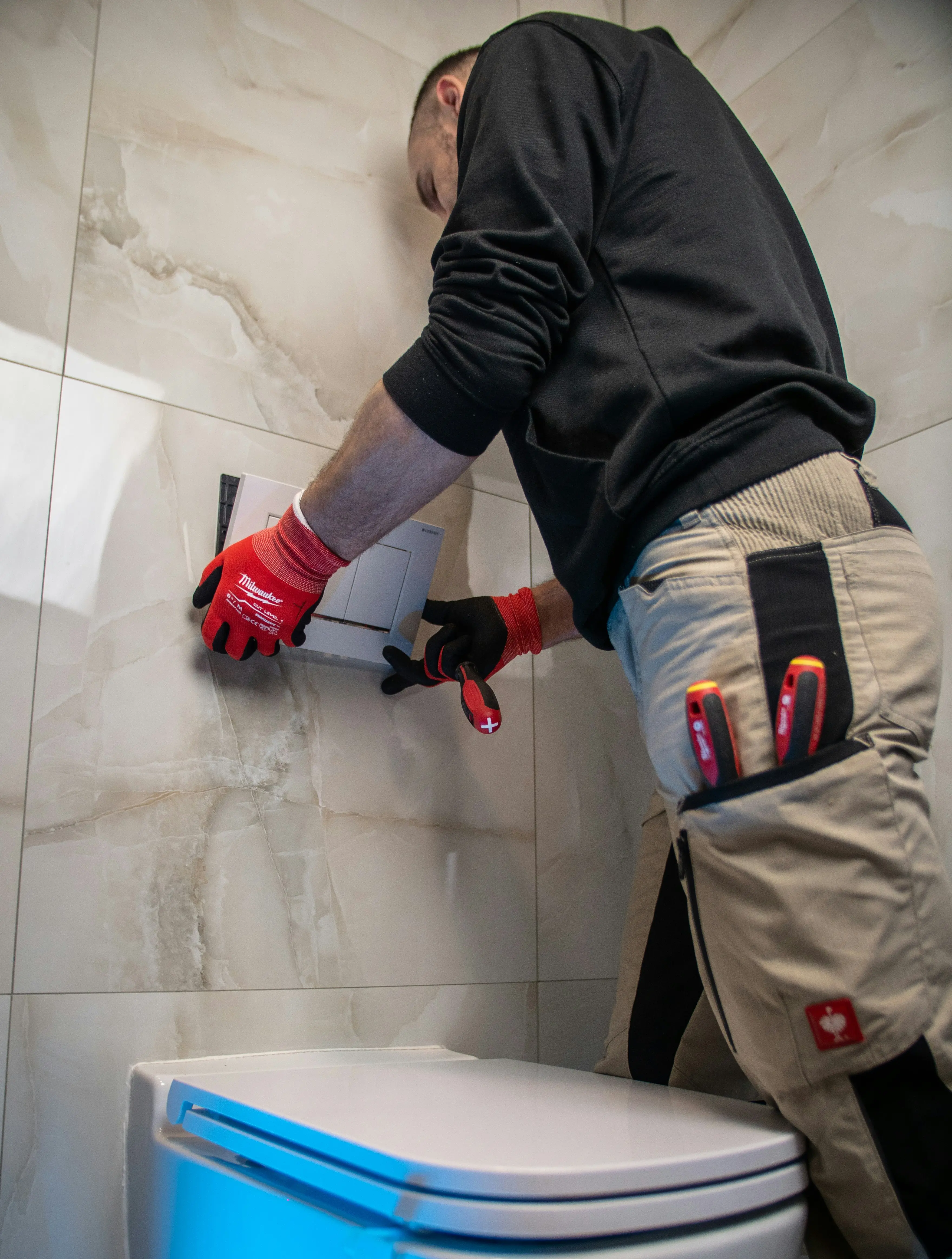 Plombier SDR Plomberie en installation d'un WC suspendu dans une salle de bain à La Bauleain à La Baule