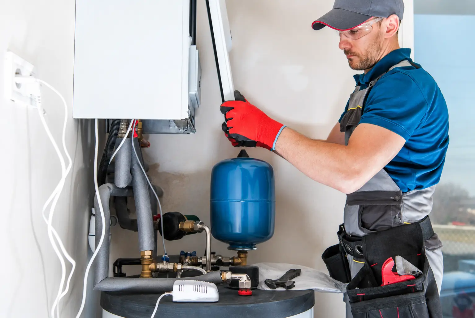 Technicien SDR Plomberie en intervention sur chaudière et vase d'expansion à La Baule
